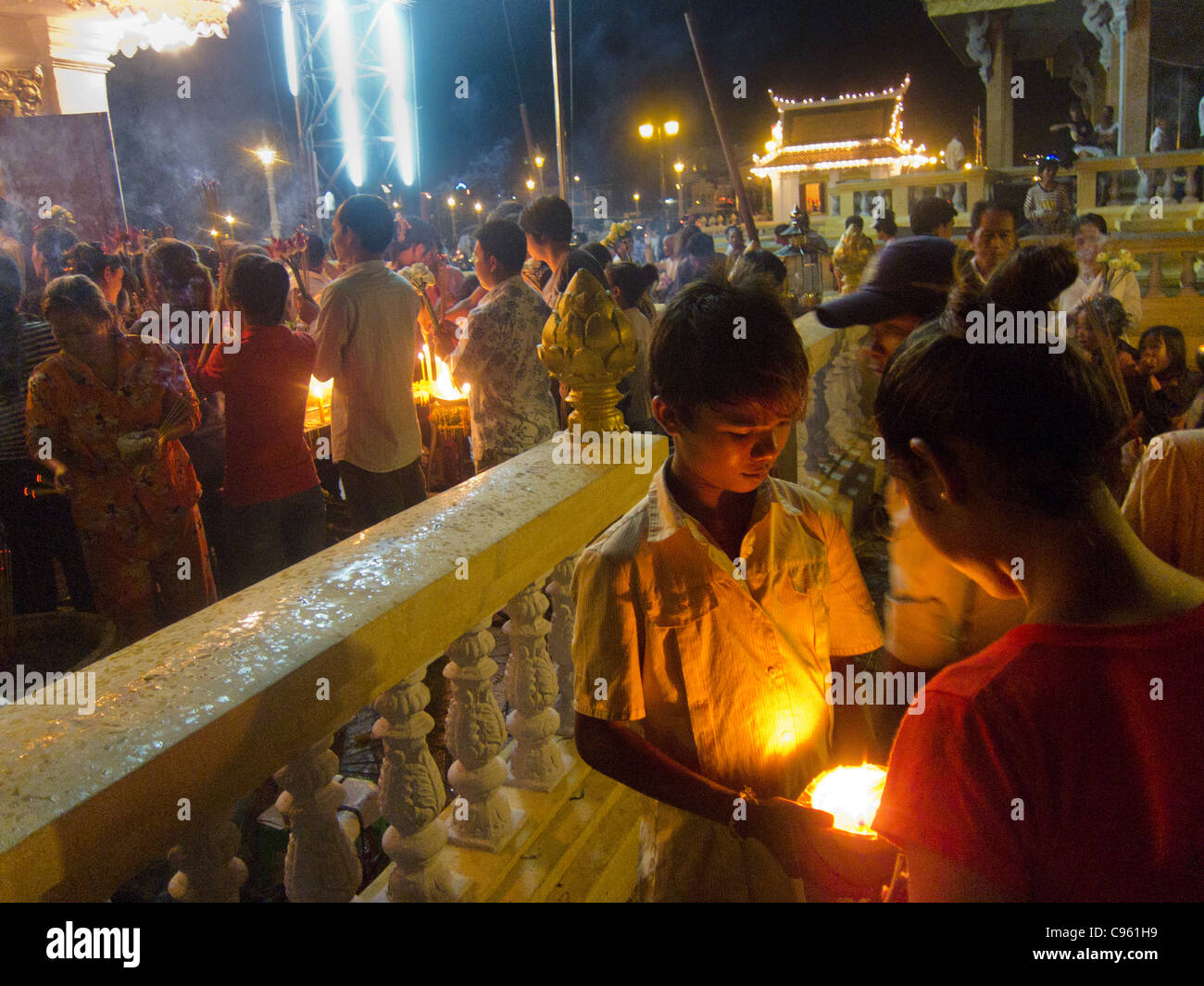 Buddisti di rendere omaggio al loro Dio in un piccolo tempio dal fiume Mekong a Phnom Penh. Foto Stock