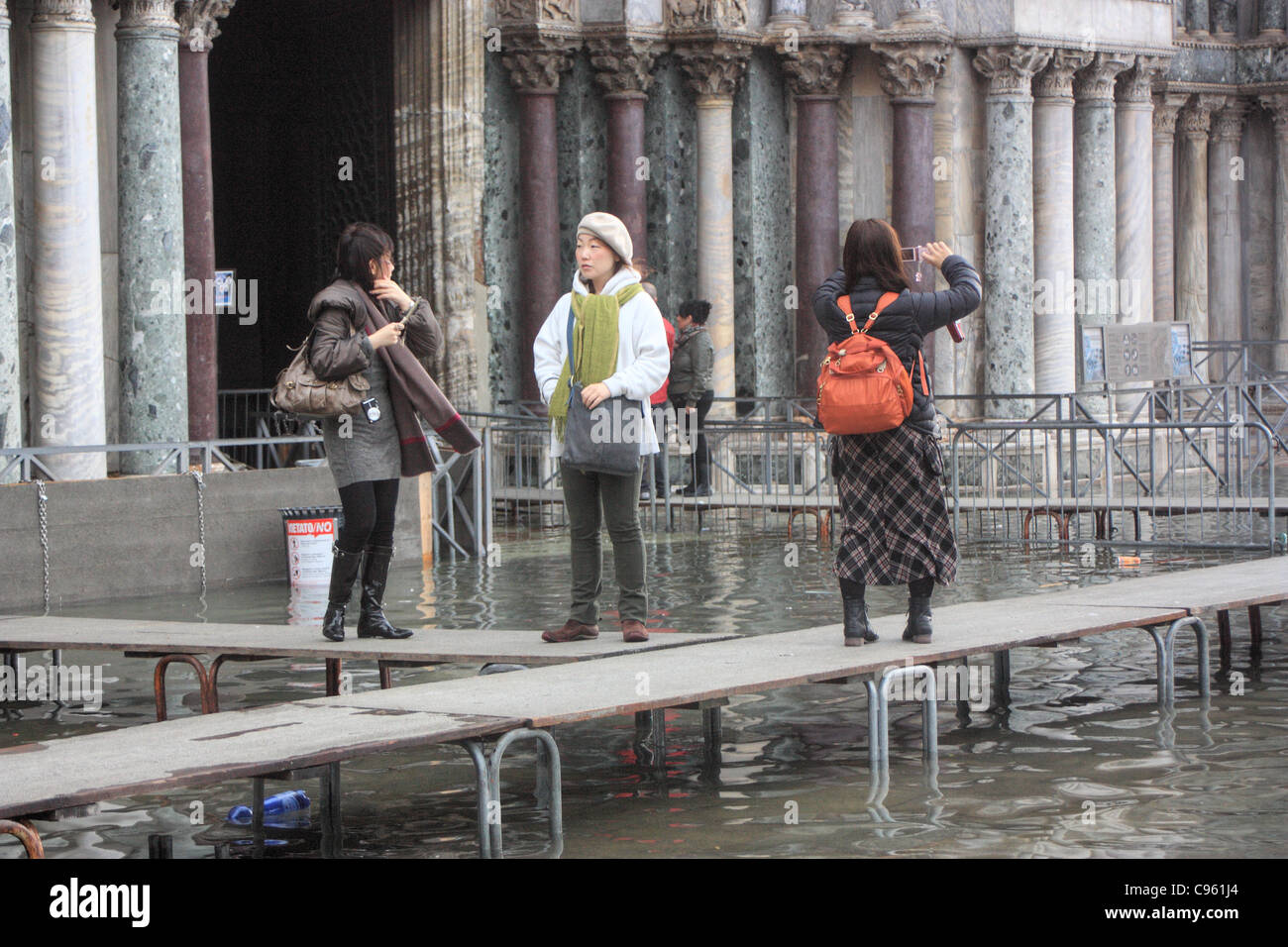 Acqua alta in piazza San Marco, Venezia, Italia Foto Stock
