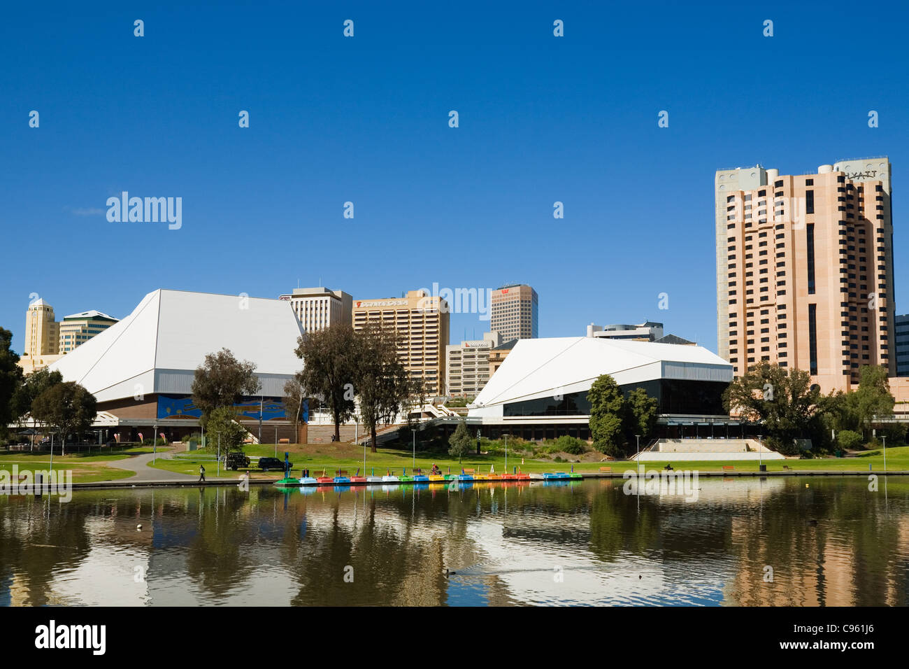 Il Festival di Adelaide centro e il Fiume Torrens con lo skyline della città in background. Adelaide, South Australia, Australia Foto Stock