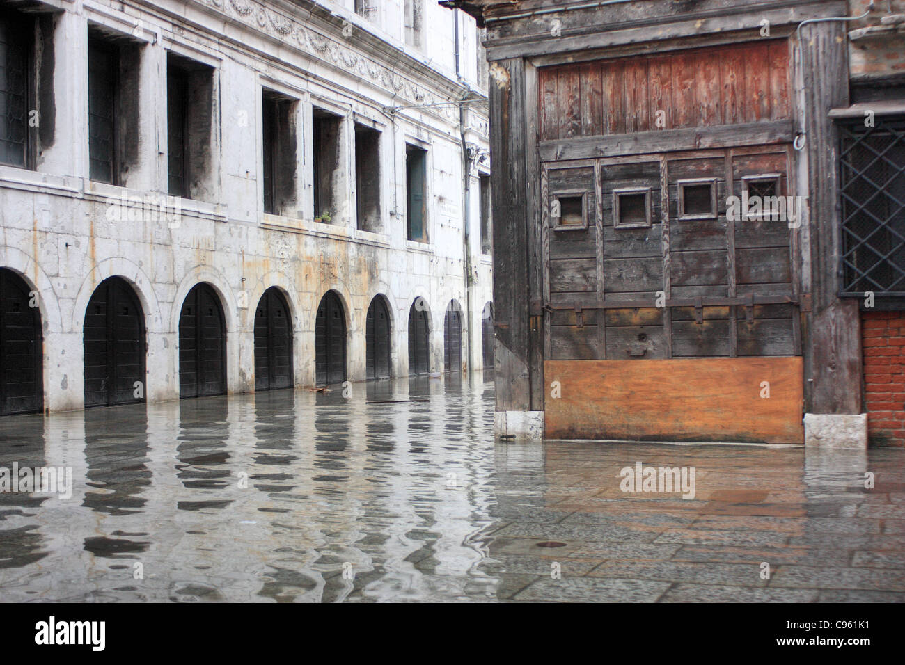 Acqua alta a Venezia vicino al ponte Rìalto Foto Stock