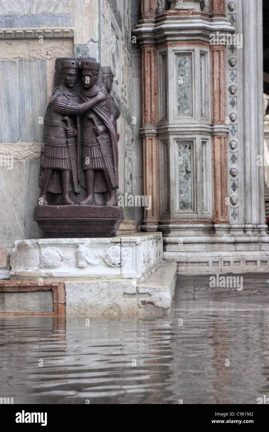 La scultura di quattro Tetrarchi all'angolo sud-ovest del la Basilica di San Marco, circondato con acqua alta, Venezia Foto Stock