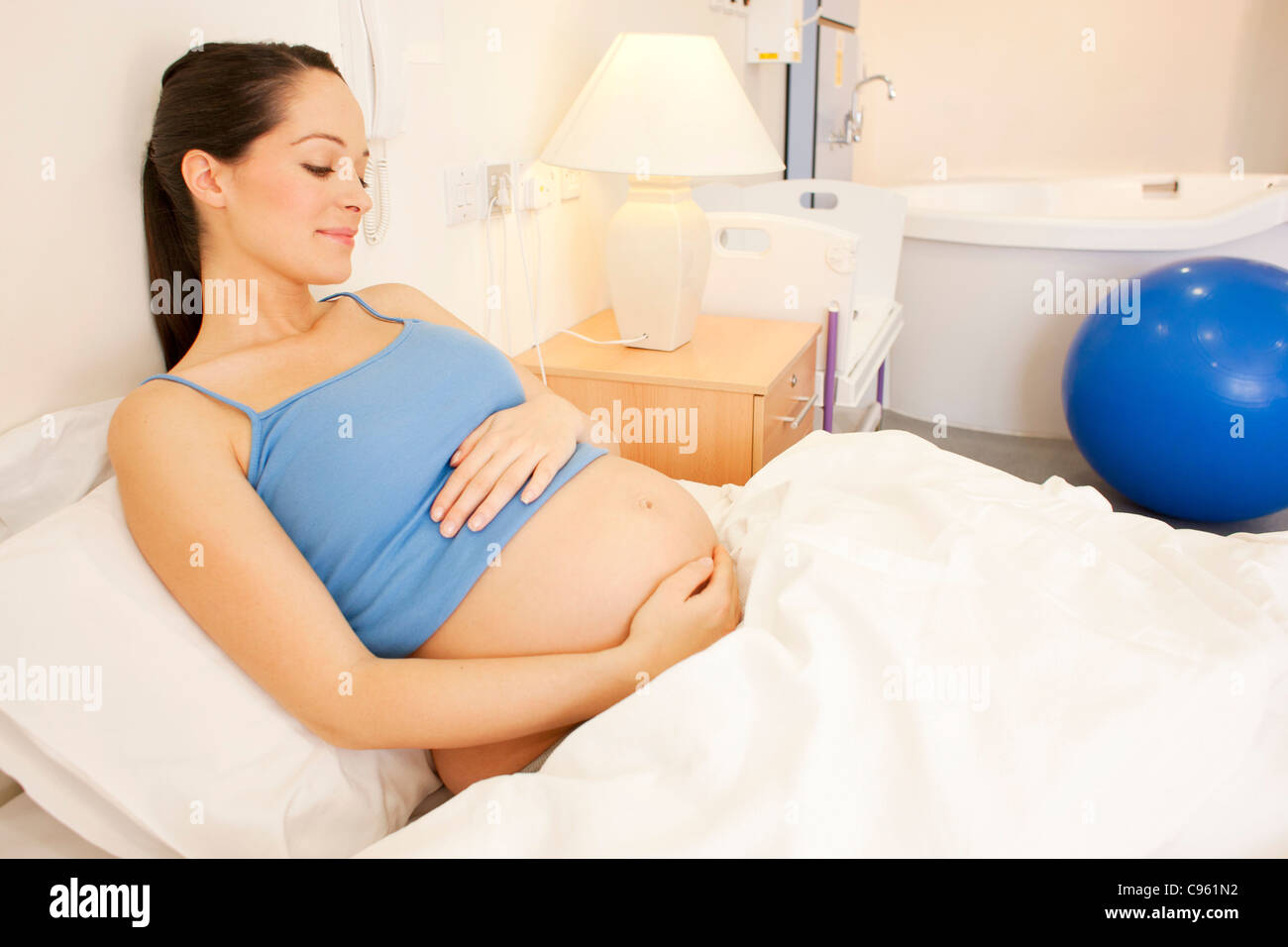 Centro del parto. Donna incinta in una camera presso un centro di nascita. Foto Stock