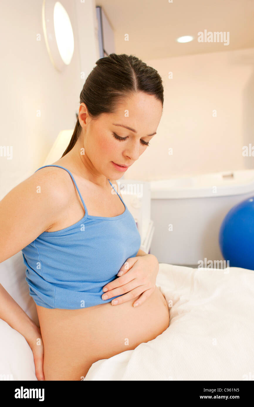 Centro del parto. Donna incinta in una camera presso un centro di nascita. Foto Stock
