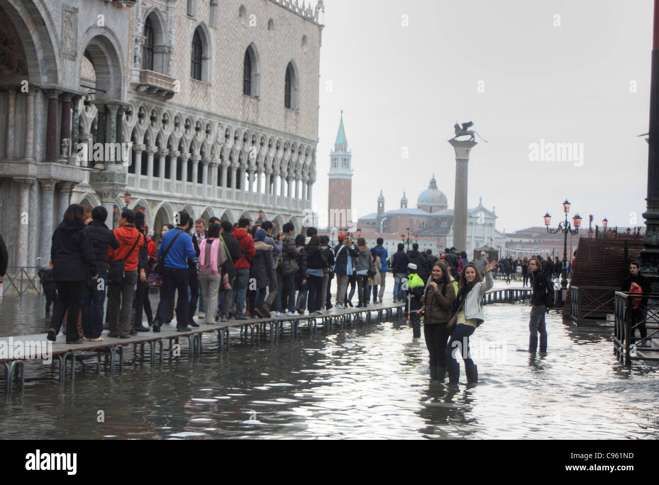 Acqua alta in piazza San Marco Foto Stock
