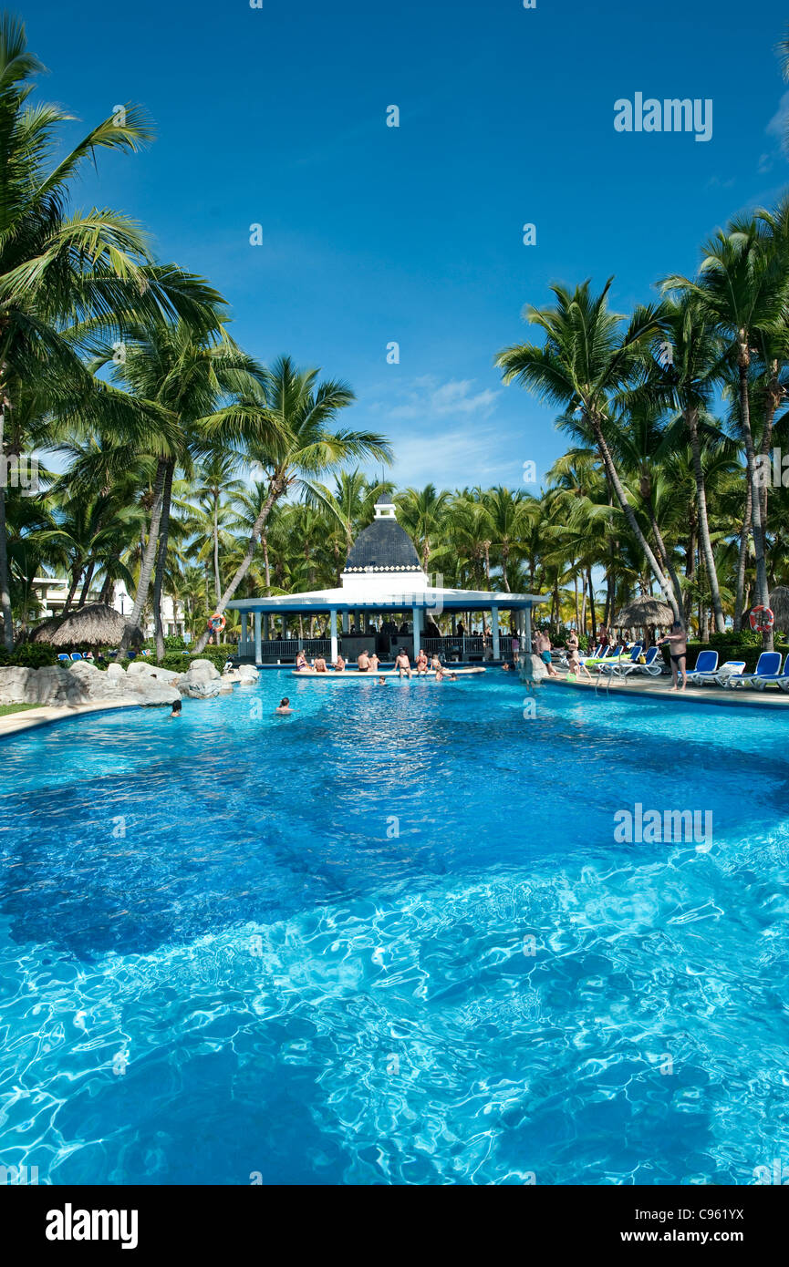 Swim up bar in piscina al Riu Bambu Hotel, Punta Cana Repubblica Dominicana Foto Stock