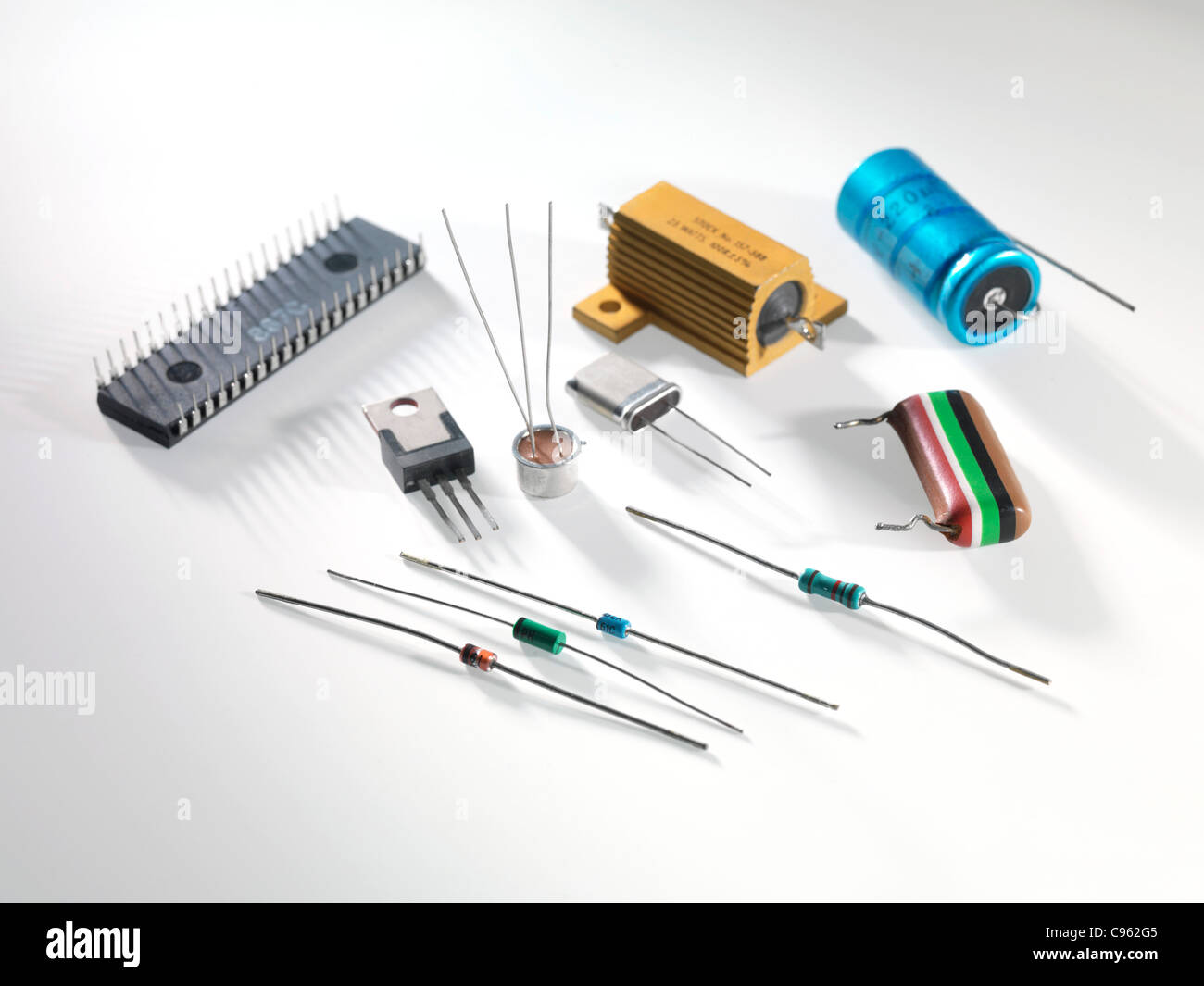Componenti elettronici comprendenti resistenze, transistori, condensatori e  circuiti integrati Foto stock - Alamy