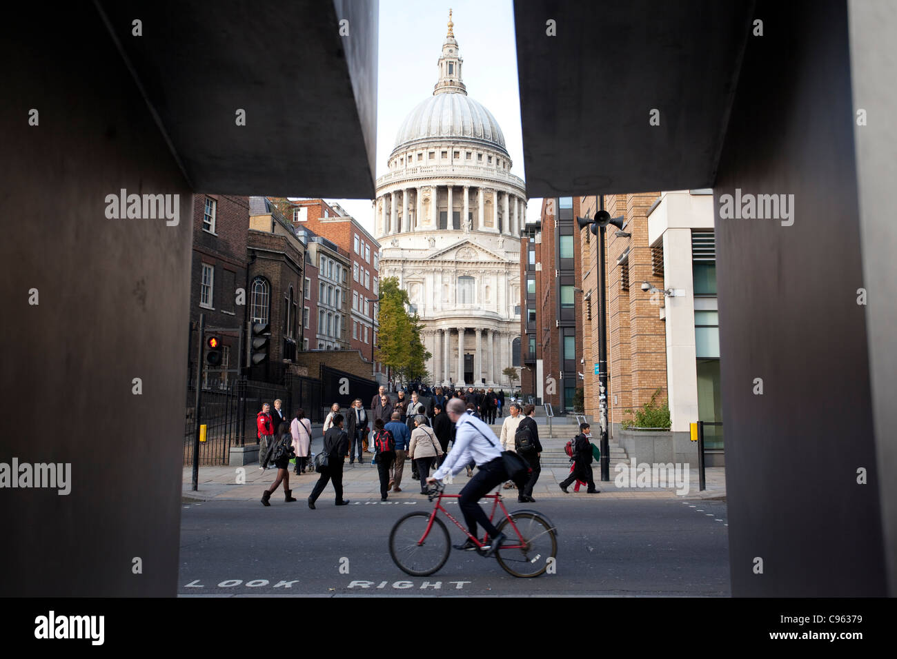 La Cattedrale di St Paul, Londra, visto attraverso i cancelli di HSBC scultura su Pietro Hill Londra UK. Foto:Jeff Gilbert Foto Stock