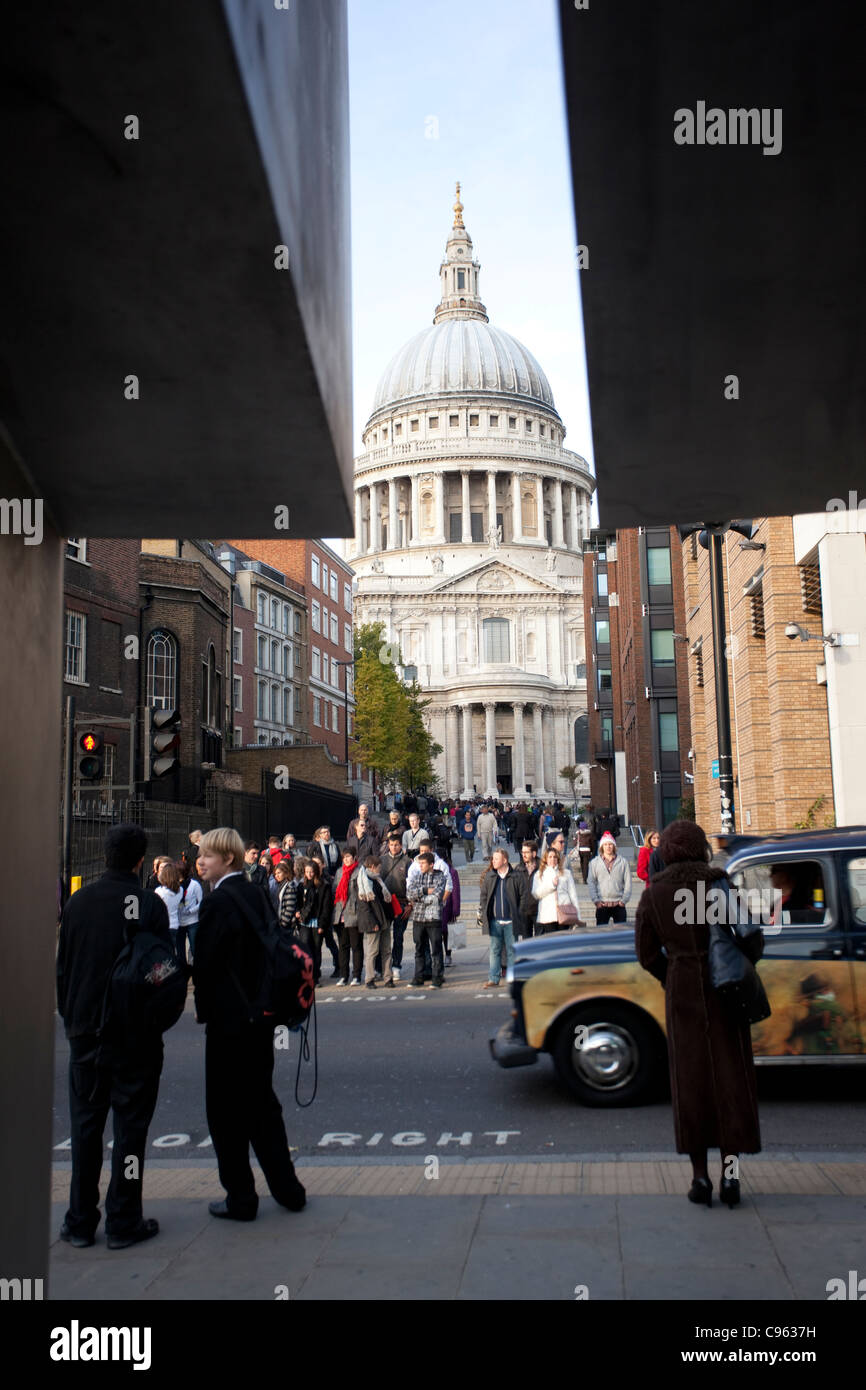 La Cattedrale di St Paul, Londra, visto attraverso i cancelli di HSBC scultura su Pietro Hill Londra UK. Foto:Jeff Gilbert Foto Stock