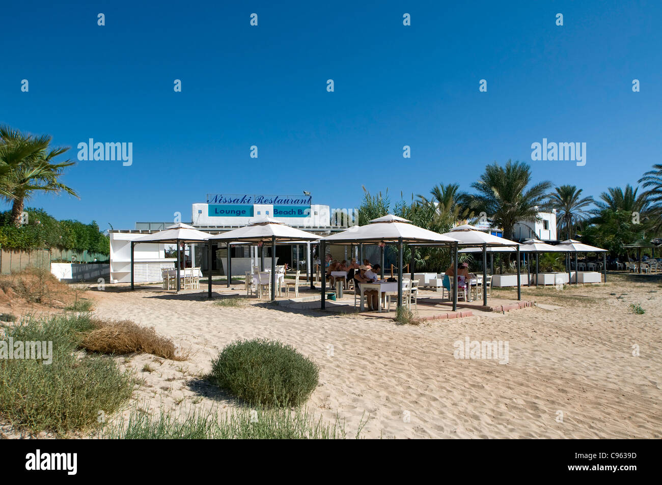 Taverna sulla baia sabbiosa spiaggia, Ayia Napa, Cipro Foto Stock