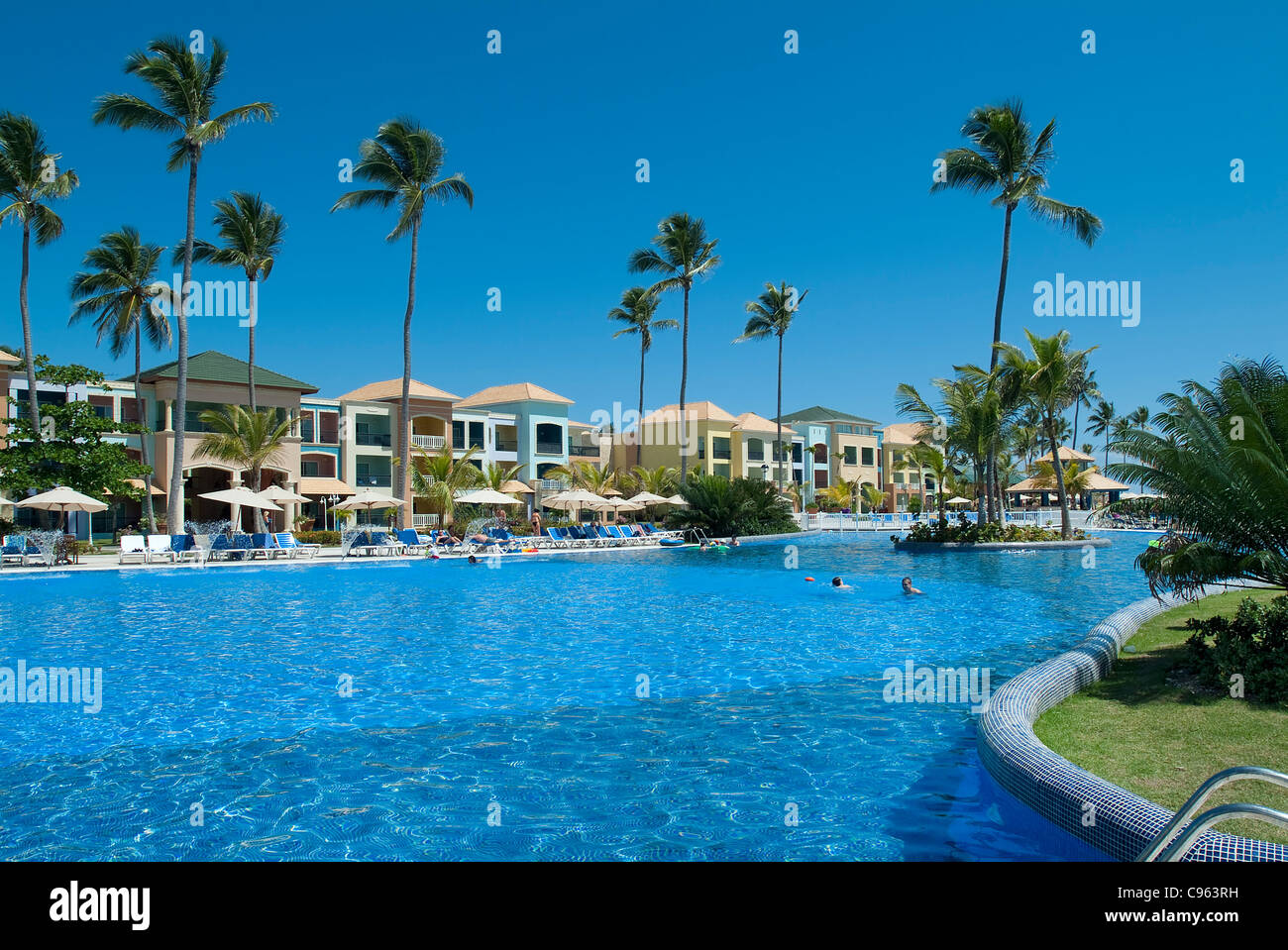 Piscina e alloggi a Ocean Blue & Sand Hotel, Punta Cana Repubblica Dominicana Foto Stock