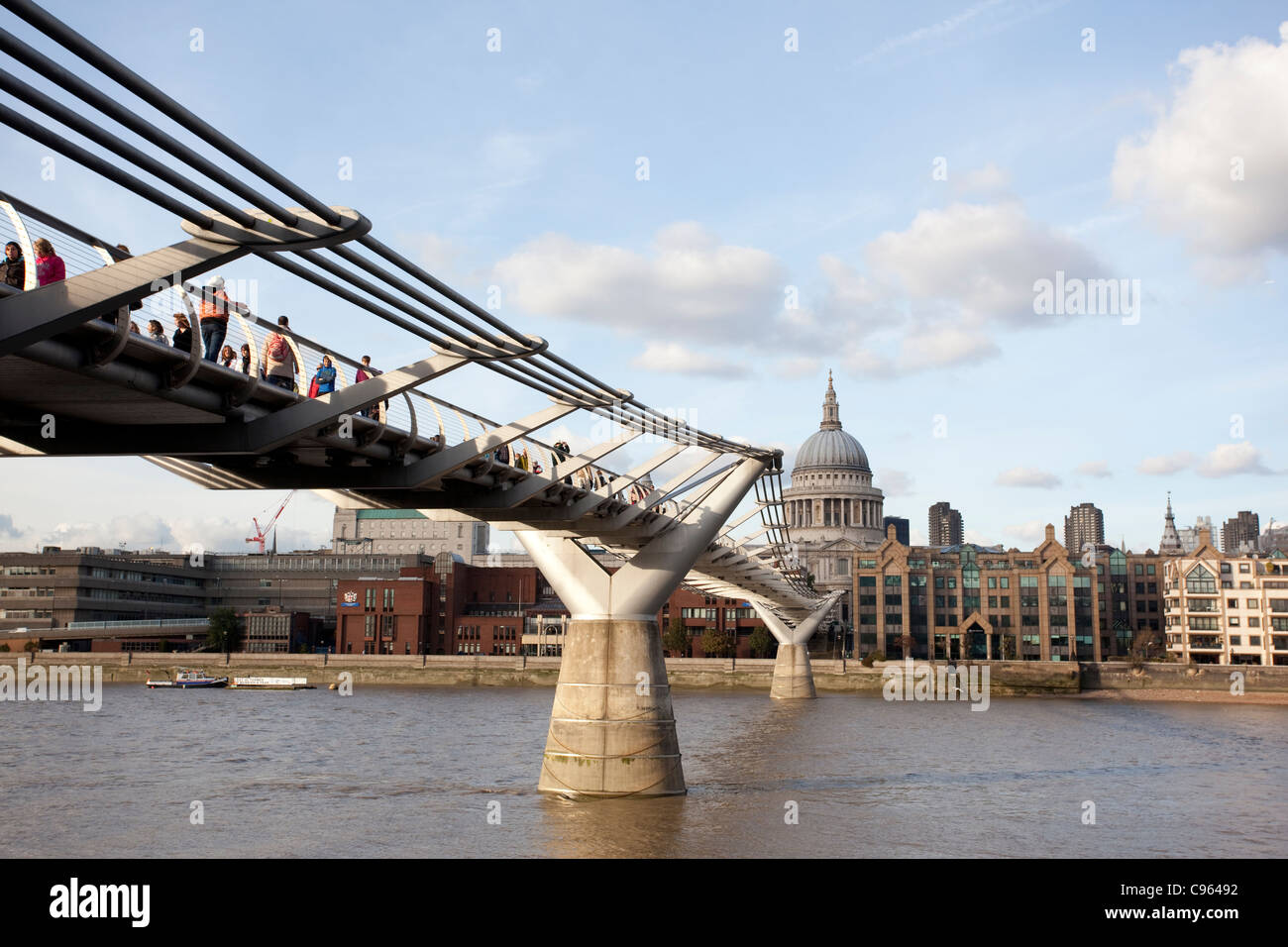 Millennium Bridge di Londra con St Pauls Cathedral attraverso il fiume Tamigi. Foto:Jeff Gilbert Foto Stock