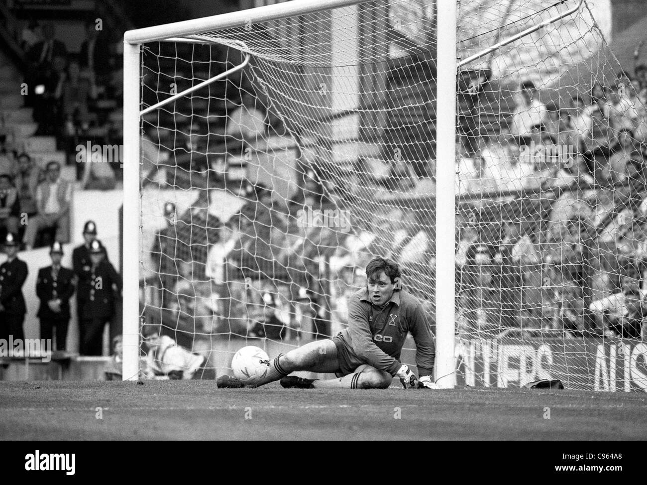 Aston Villa v West Ham United a Villa Park 25/4/87 Tom McAlister Foto Stock