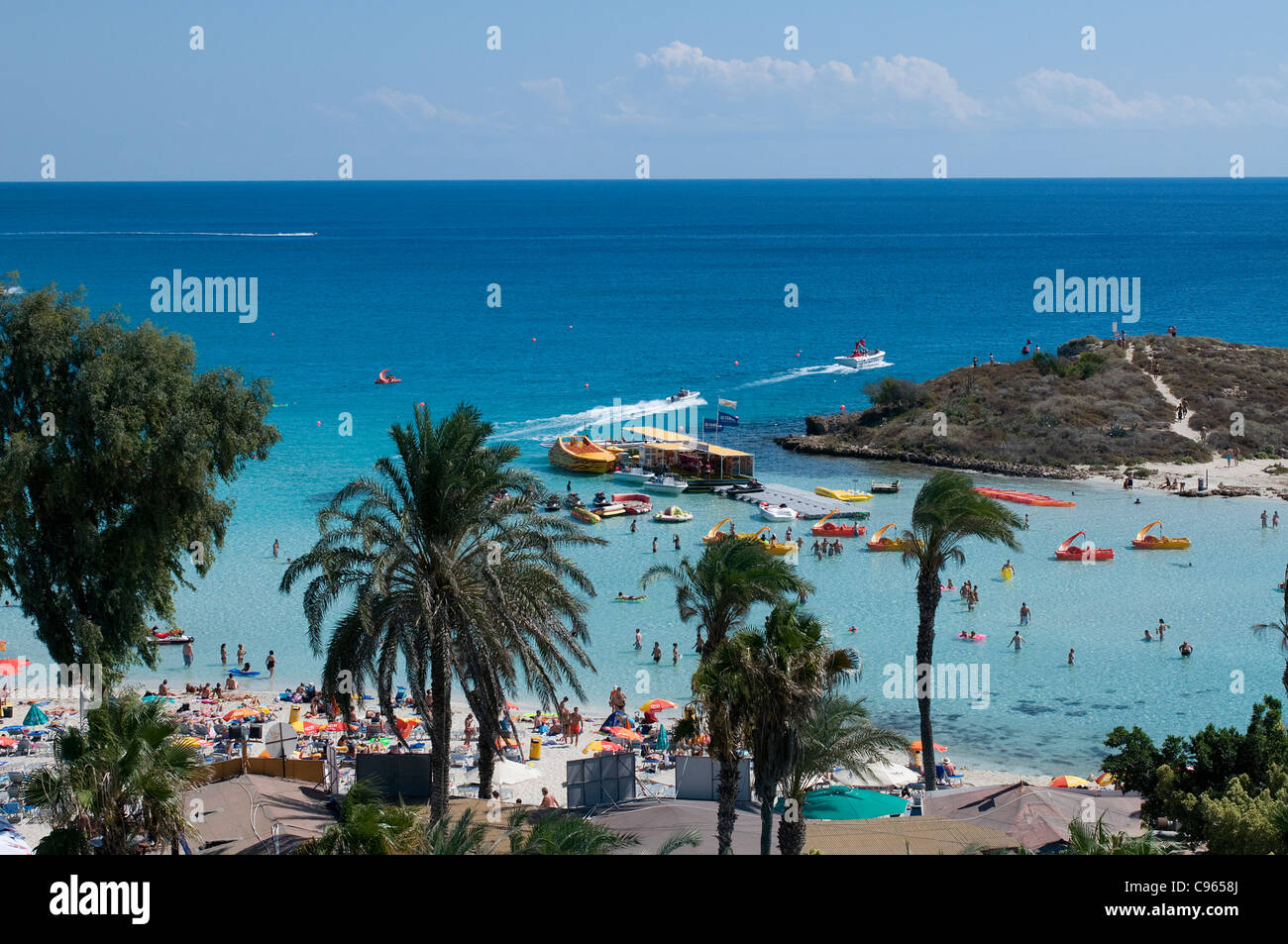Sport acquatici presso la spiaggia di Nissi, Ayia Napa, Cipro Foto Stock