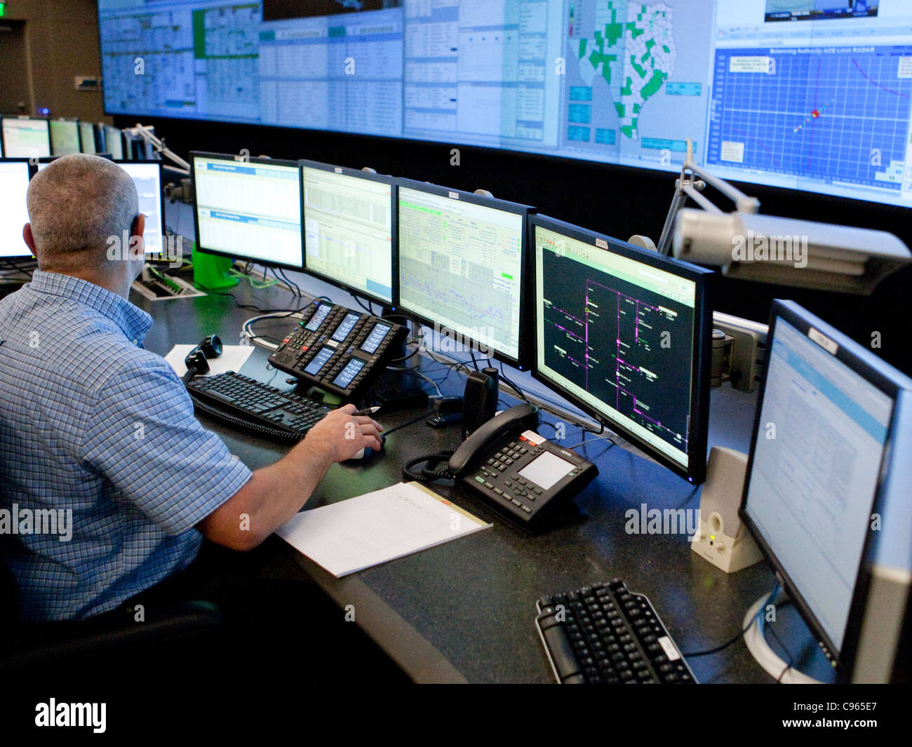 I lavoratori all'interno della command center del Consiglio per l'affidabilità elettrica del Texas (ERCOT) che gestisce il flusso di potenza elettrica per m Foto Stock