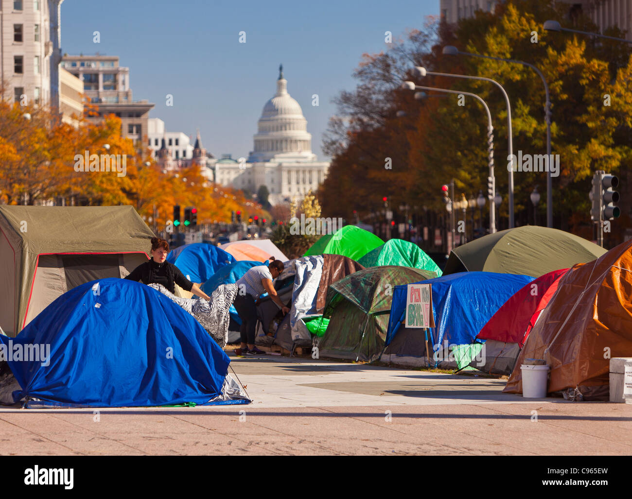 WASHINGTON DC, Stati Uniti d'America - occupare Washington protesta camp a libertà Plaza e U.S. Capitol cupola in distanza. Foto Stock