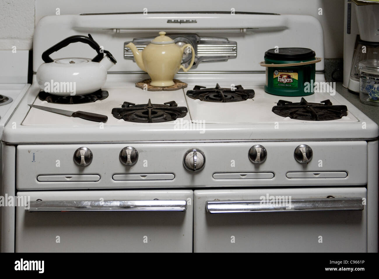 Stove retro kitchen appliance immagini e fotografie stock ad alta  risoluzione - Alamy