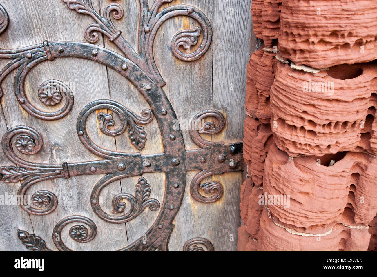 Una porta sul St Magnus Cathedral a Kirkwall sulla terraferma Orkney. Foto Stock