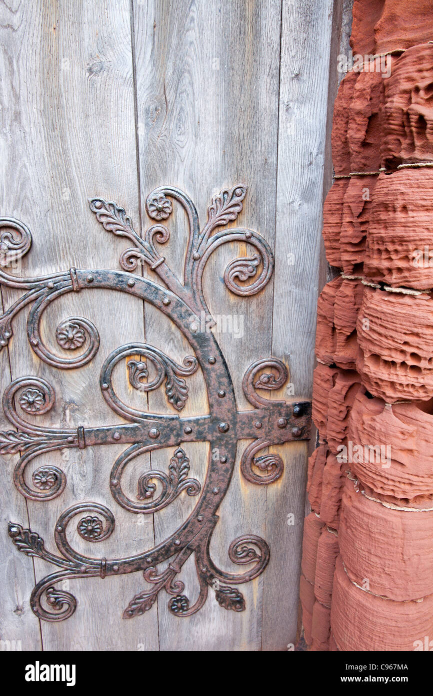 Una porta sul St Magnus Cathedral a Kirkwall sulla terraferma Orkney. Foto Stock