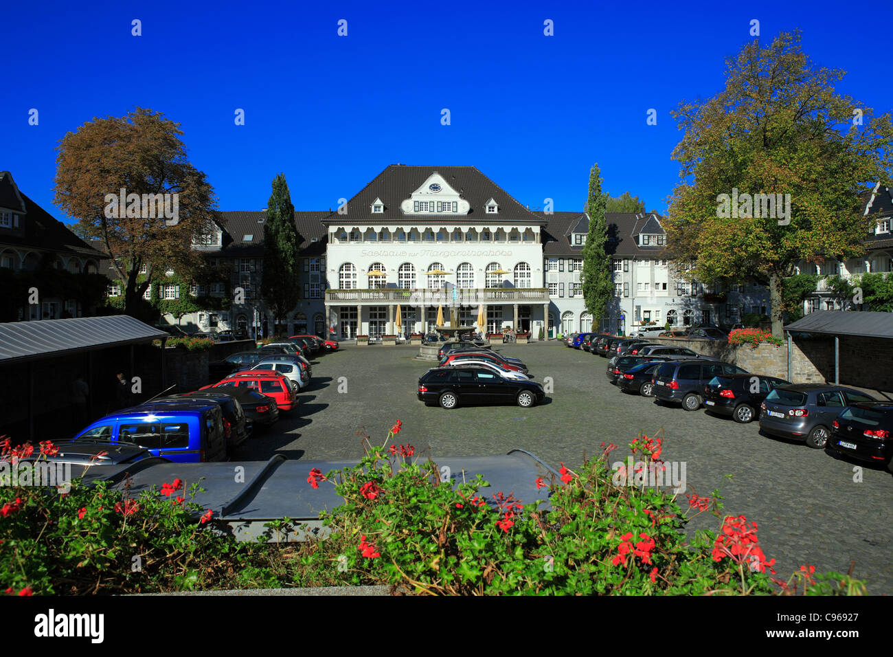 Hotel e mercato a città giardino storica margarethenhöhe da margarethe krupp essen Renania settentrionale - Vestfalia Germania Europa Foto Stock