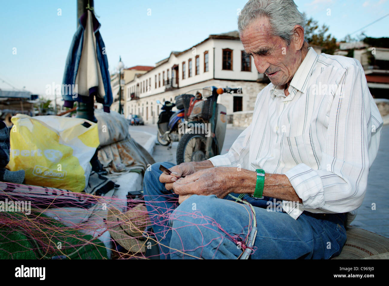 Pescatore che fissa le sue reti in Limenas, Thassos Island, Grecia. Foto Stock