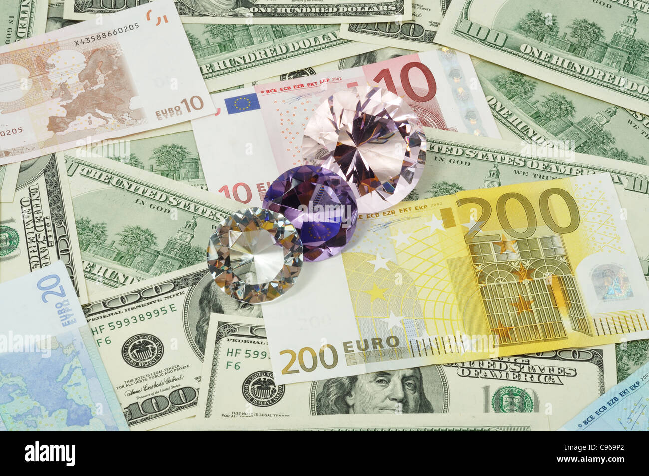 Tre diamanti su euro e dollari, primo piano Foto Stock