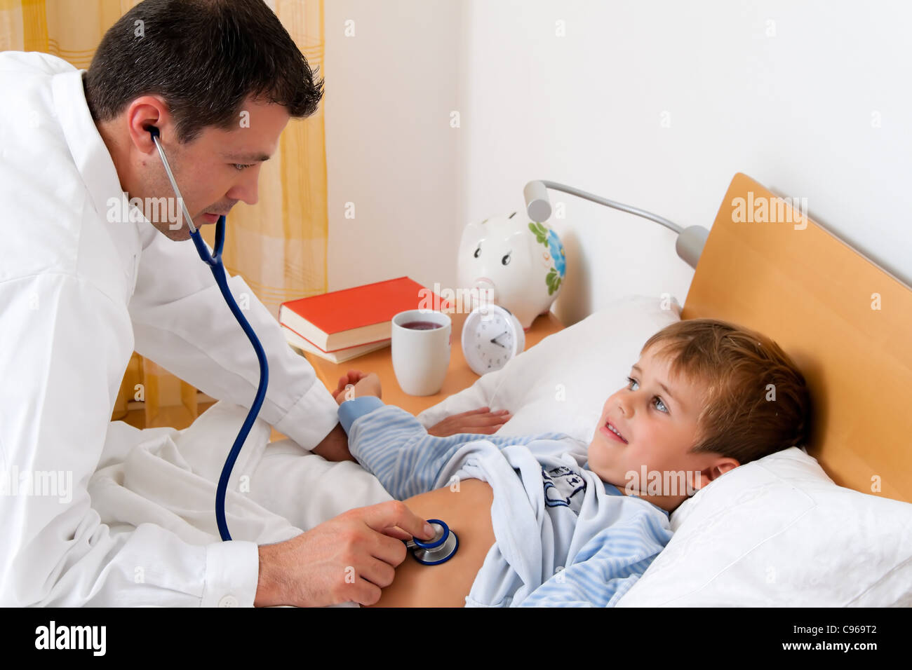 Un medico in casa chiamata. Esame di bambino malato. Foto Stock