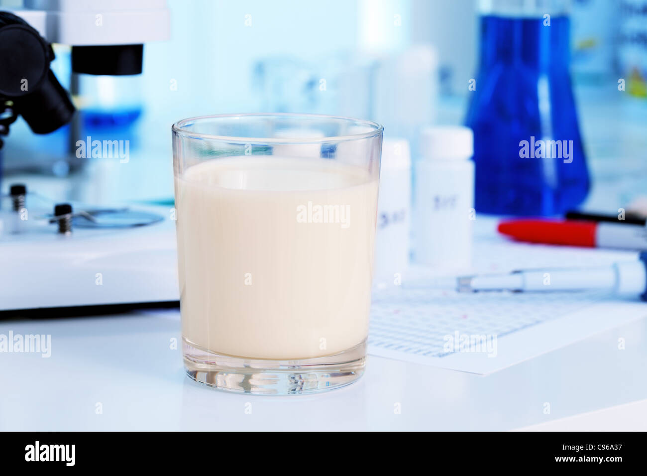 Test della qualità di latte vof nel laboratorio di microbiologia Foto Stock