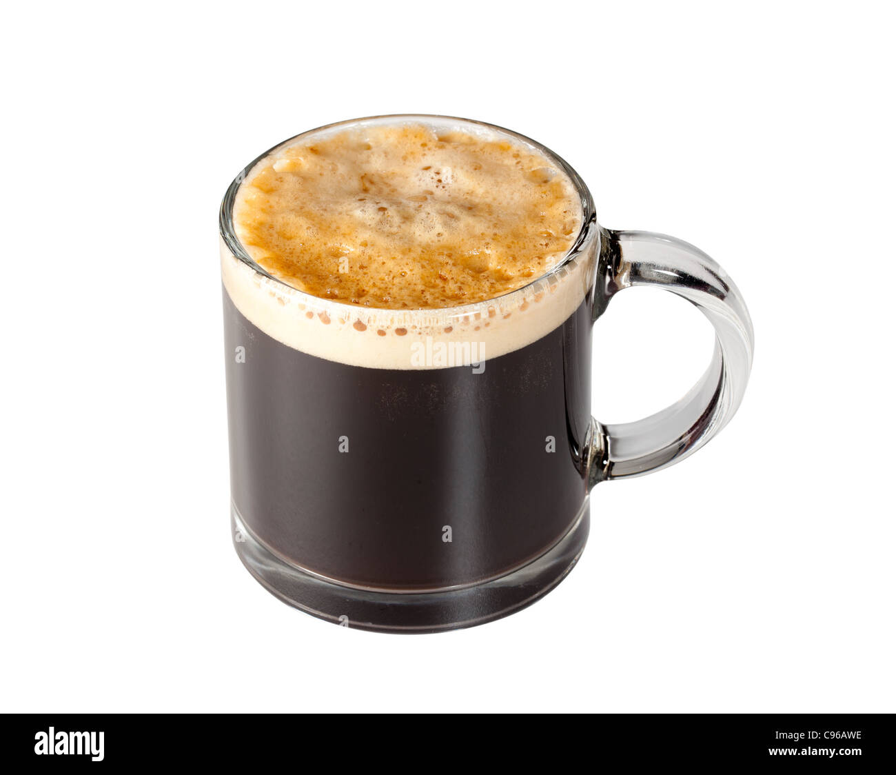 Nero caffè espresso con inebriante della schiuma in una tazza di vetro o la coppa con il percorso intorno al bordo Foto Stock