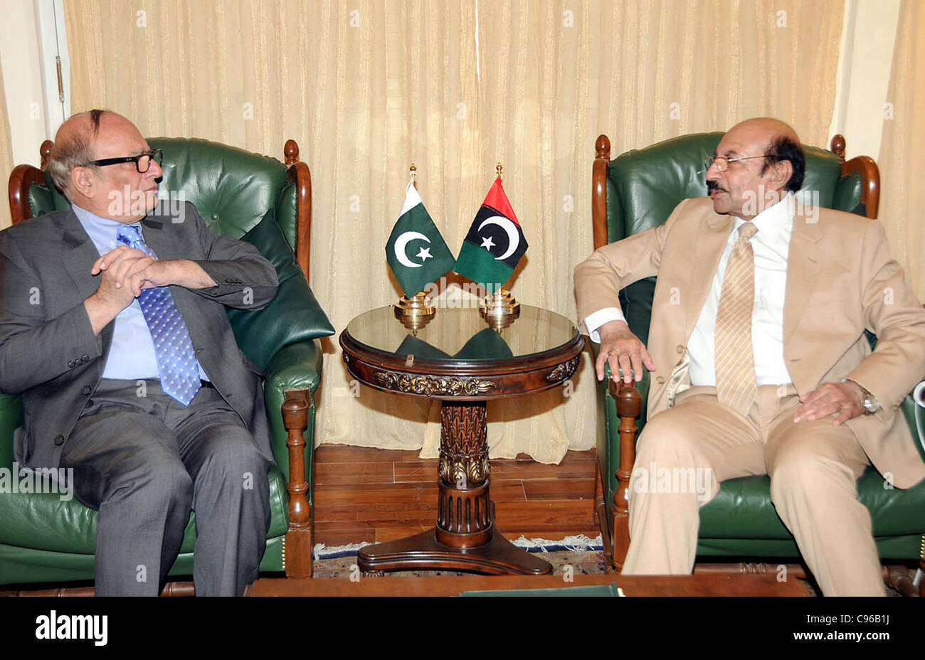 Sindh Chief Minister, Syed Qaim Ali Shah nell incontro con il Governatore Khyber-Pakhtoonkhawa, Barrister Massud Kausar a casa CM Foto Stock