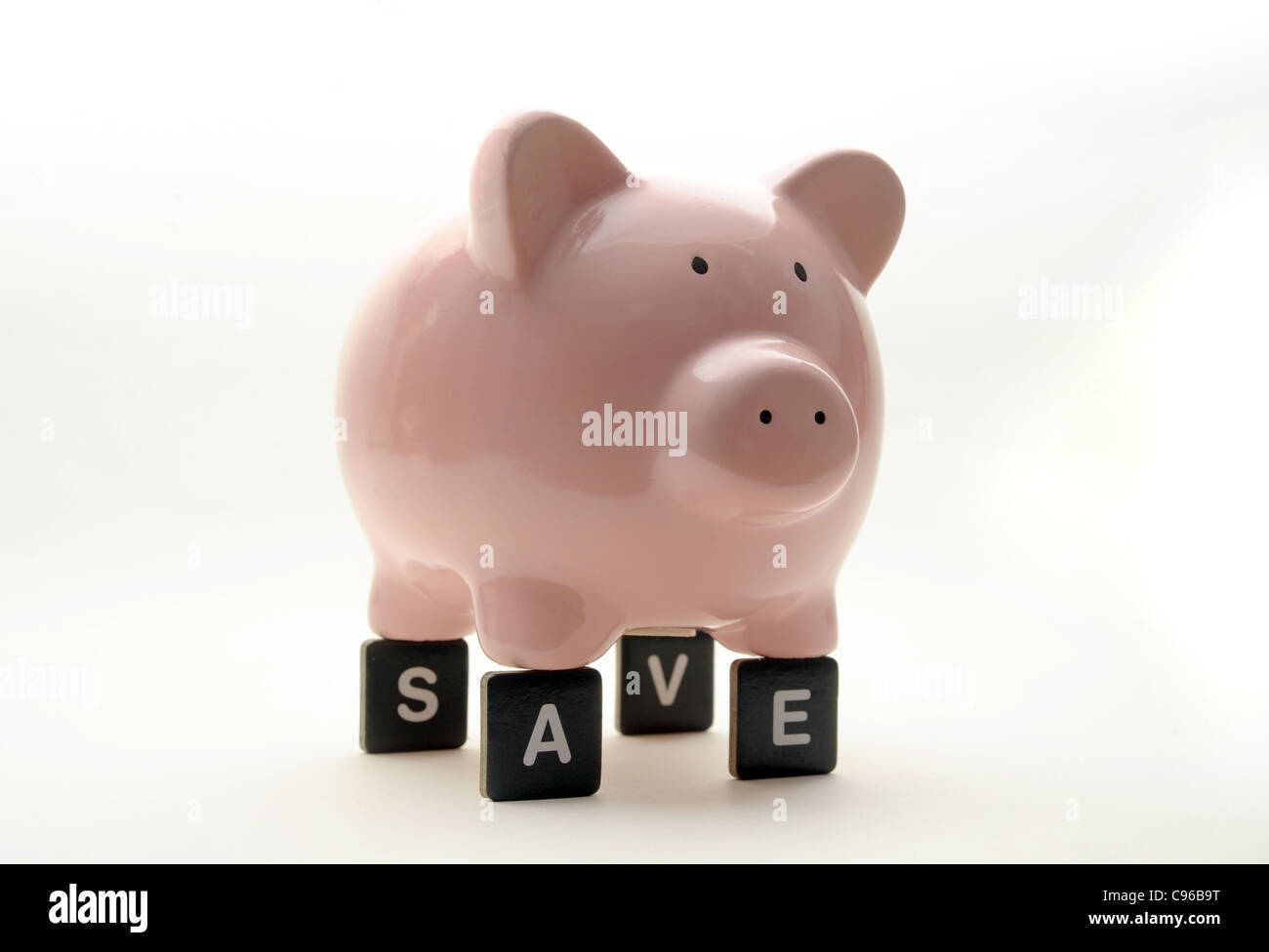 PIGGYBANK sulle lettere ortografia 'SAVE' NUOVAMENTE LA CRISI FINANZIARIA economia risparmio recessione economica banche denaro reddito in contanti stipendi ETC REGNO UNITO Foto Stock