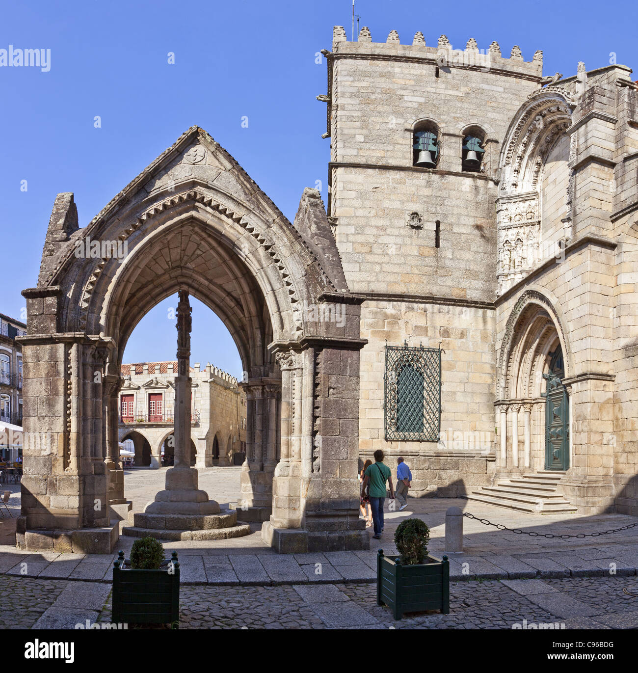 Salado monumento Padrão (fare Salado) e di Nossa Senhora da Oliveira chiesa in Oliveira Square. Patrimonio mondiale. Guimaraes, Portogallo. Foto Stock
