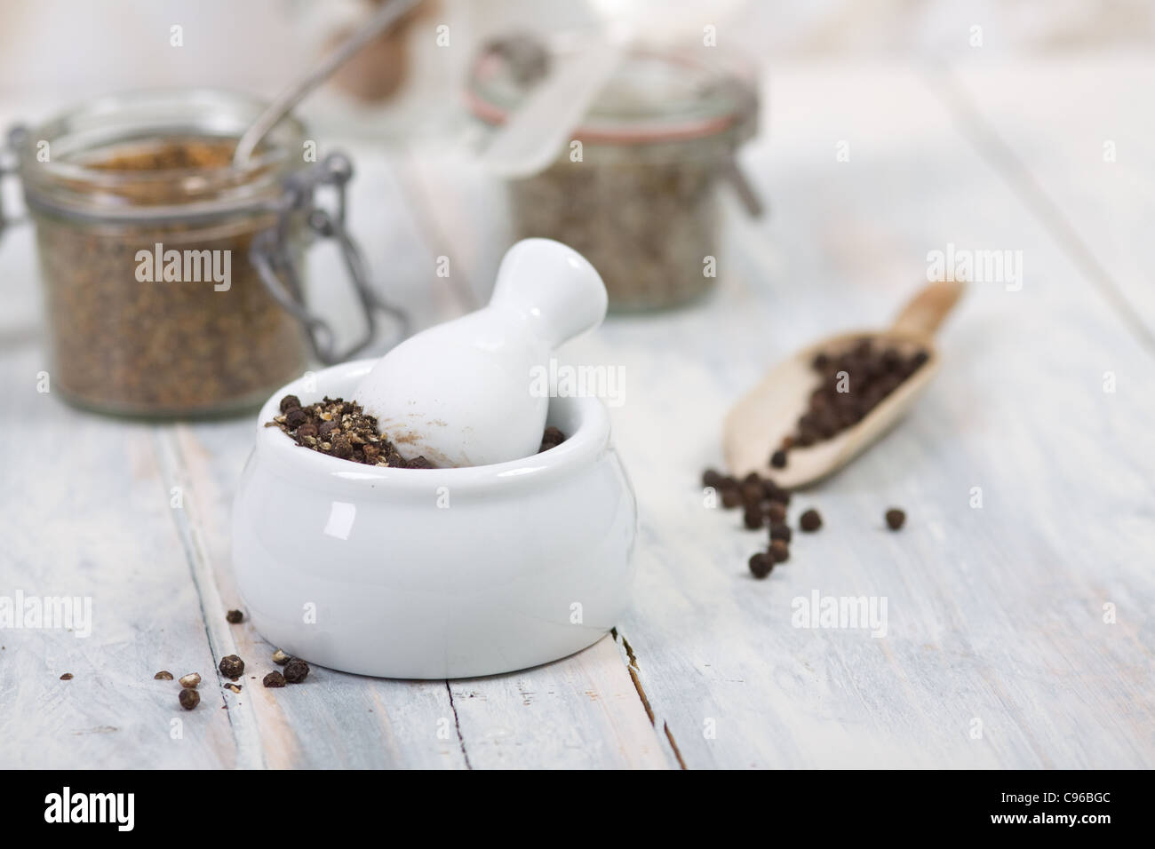 Pepe macinato in un mortaio Foto Stock