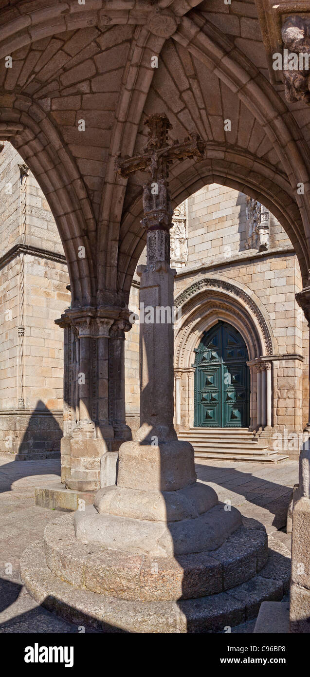 Salado monumento Padrão (fare Salado) in Oliveira Square. Patrimonio mondiale. Guimaraes, Portogallo. Foto Stock
