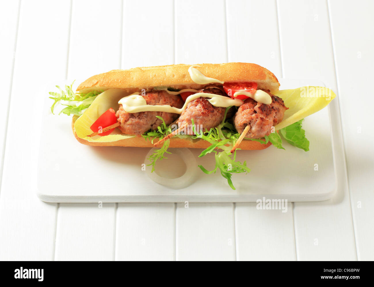 Croccante pane francese con polpette di carne su bastoni Foto Stock