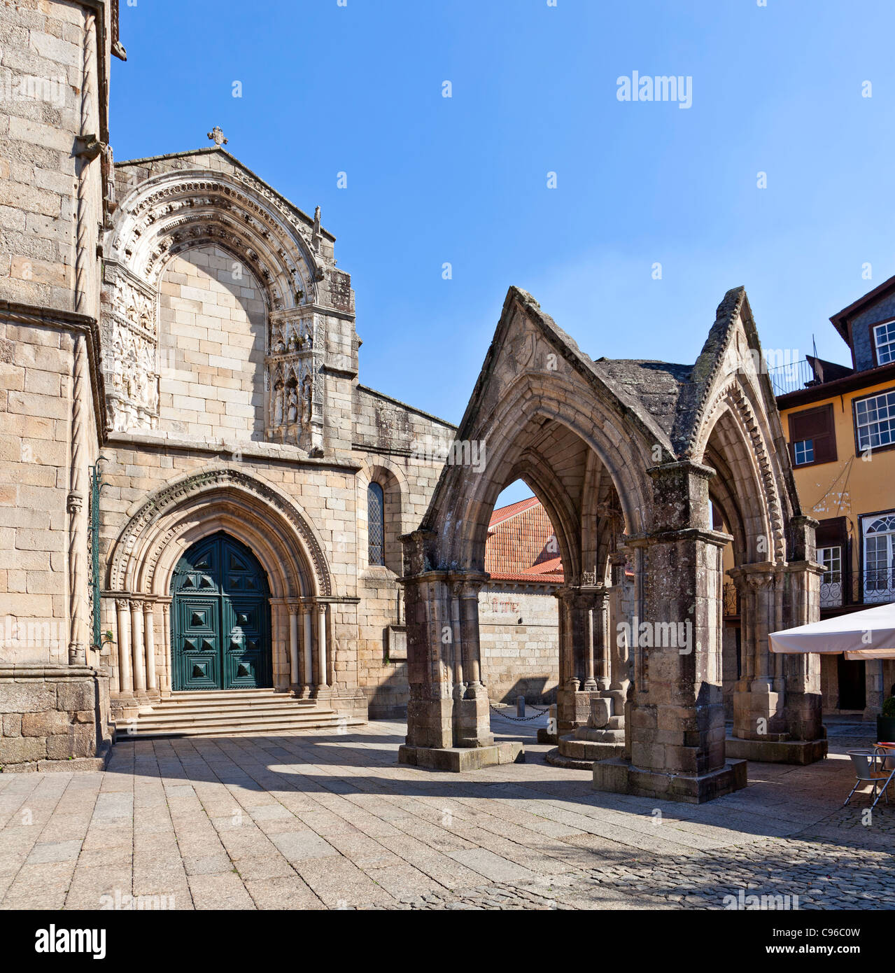 Salado monumento Padrão (fare Salado) e di Nossa Senhora da Oliveira chiesa in Oliveira Square. Patrimonio mondiale. Guimaraes, Portogallo. Foto Stock