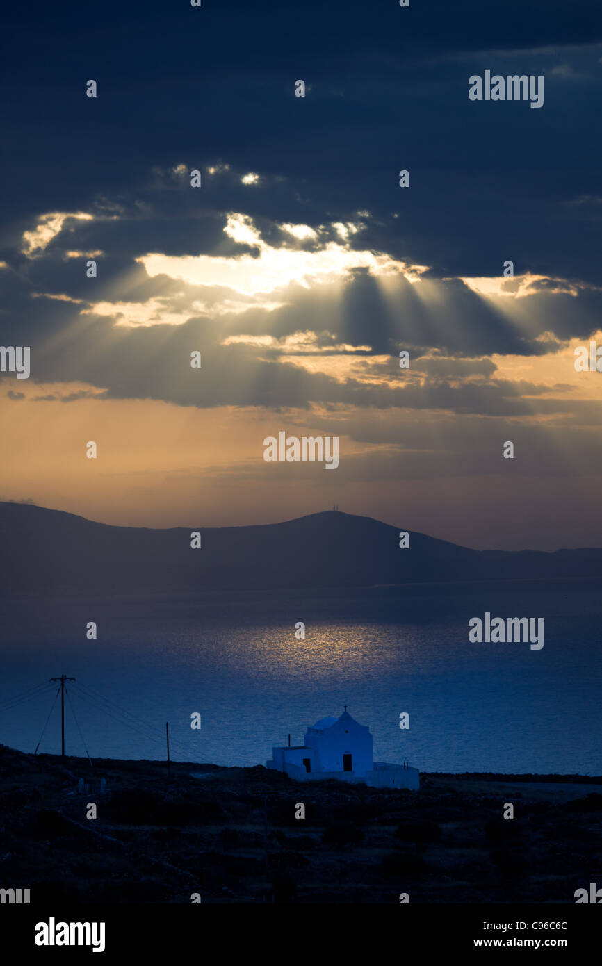 Storica chiesa greco illuminata dai raggi del sole attraverso le nuvole Foto Stock