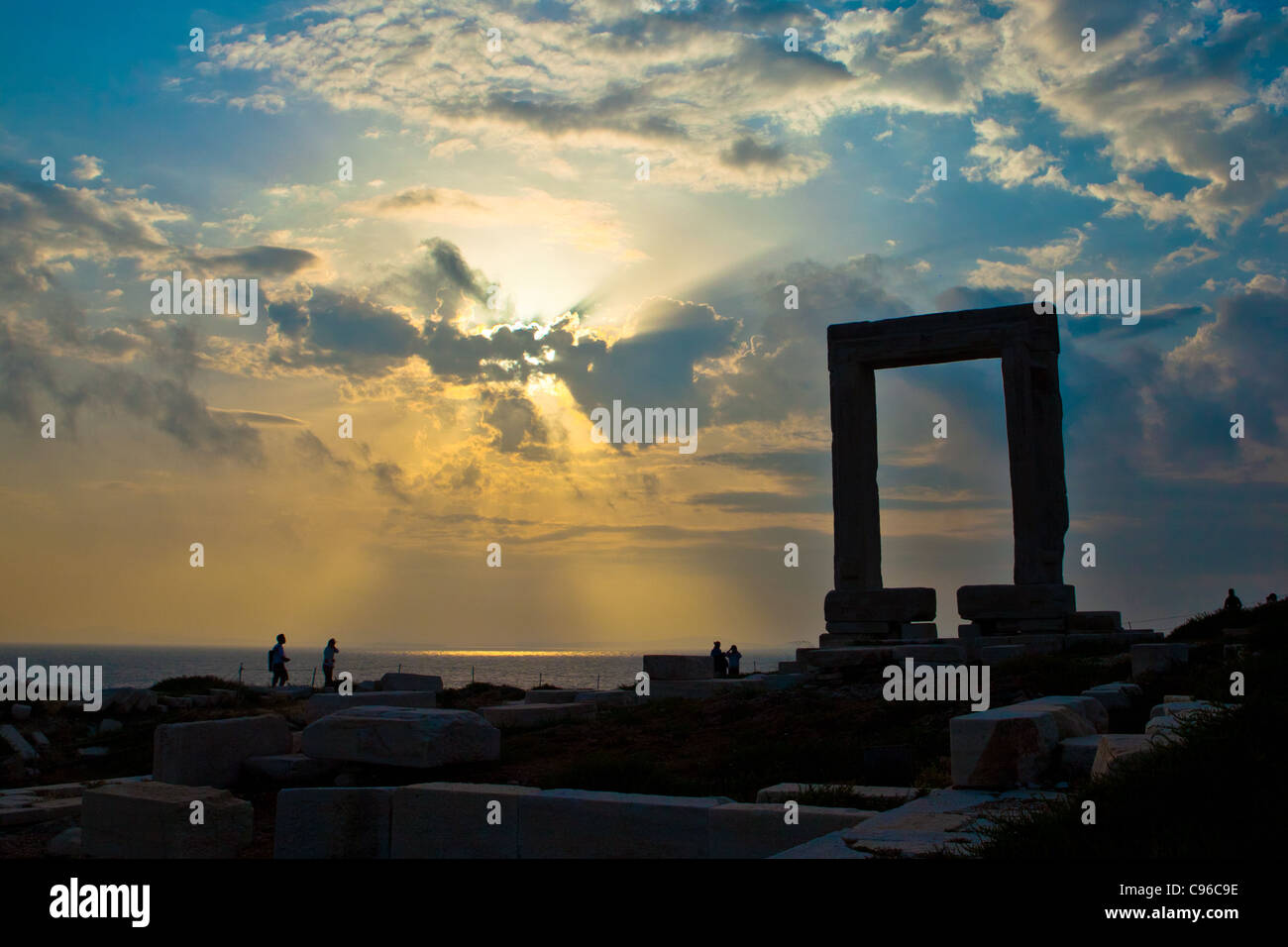 Portara davanti al tramonto e nuvole - Naxos, Grecia Foto Stock