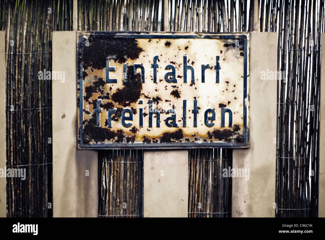 Rusty targa "Einfahrt freihalten'. No tresspassing in tedesco Foto Stock