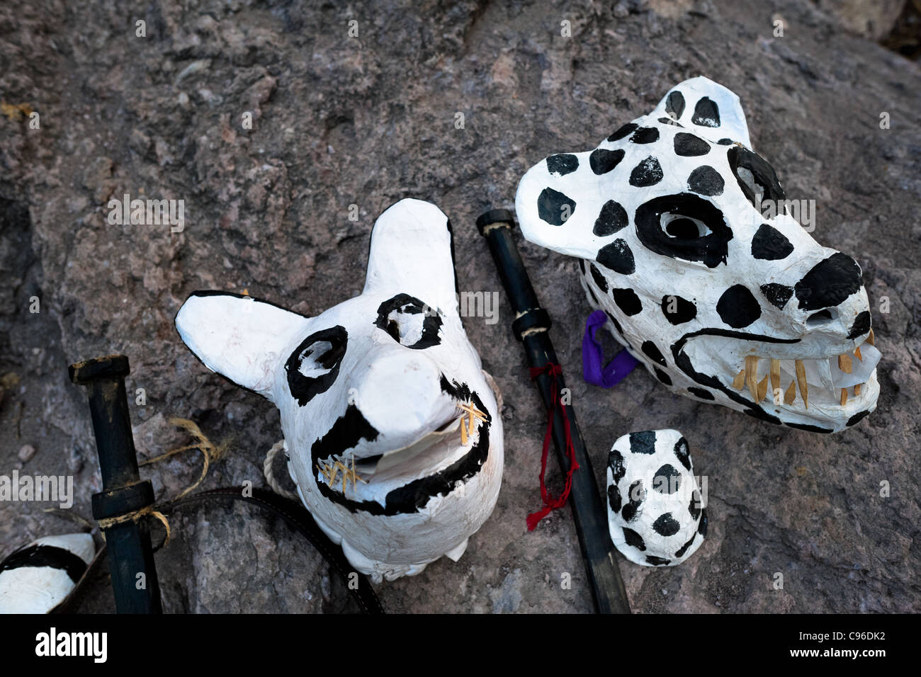 Maschere di demoni e di spade di legno preparato per la cerimonia spirituale di Semana Santa (Pasqua) in Jesús María, Nayarit, Messico. Foto Stock