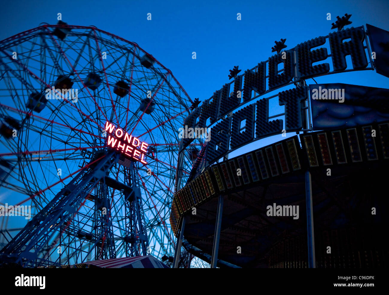 Coney Island - Wonder Wheel e vite di tuono di notte Foto Stock