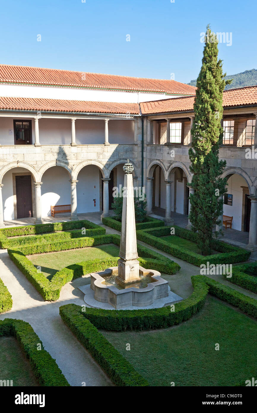 Guimaraes Municipio nella ex Santa Clara convento edificio. Guimaraes, Portogallo. Incluso nel Patrimonio Mondiale dell Unesco area. Foto Stock
