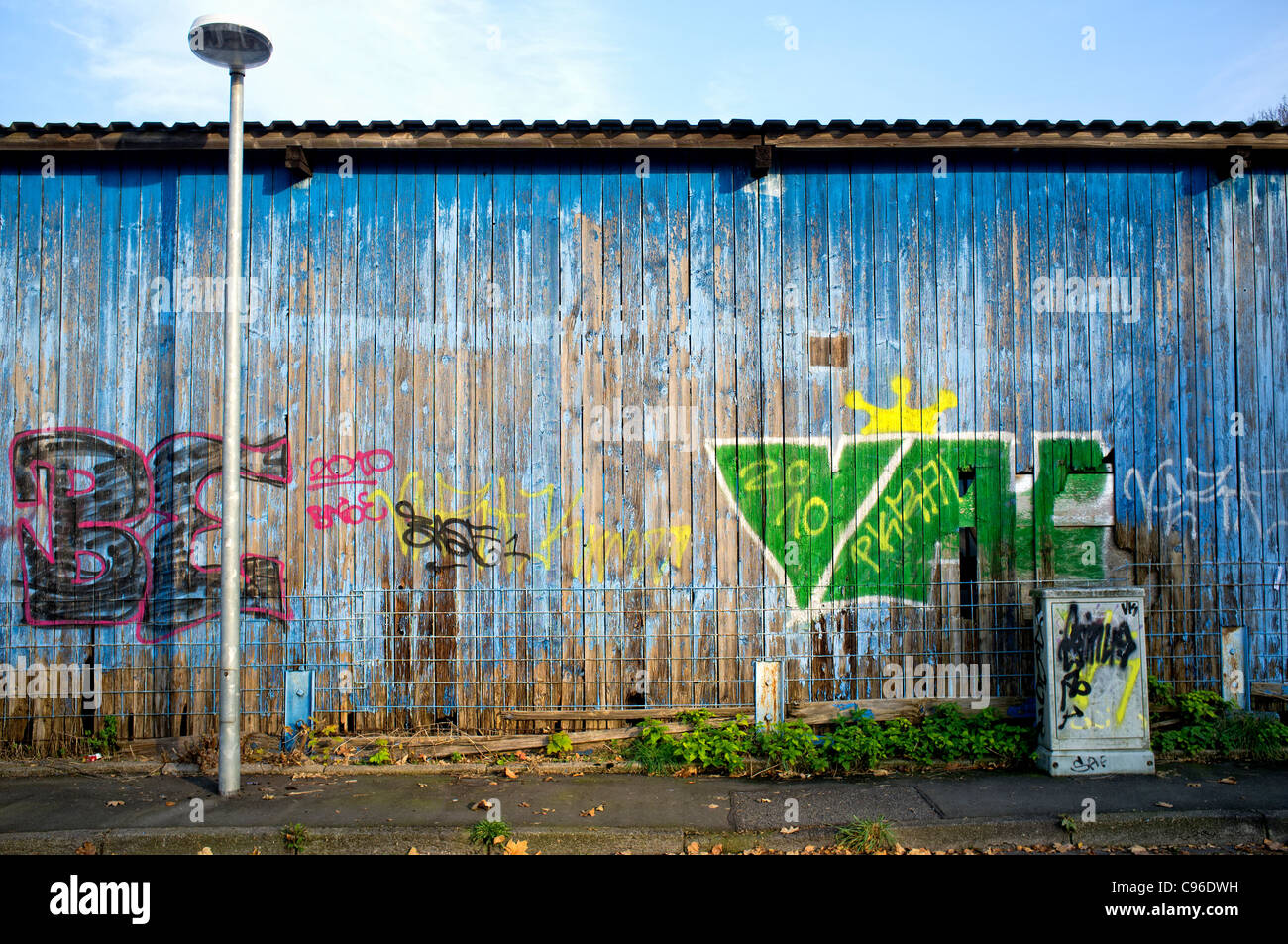 Blaue marode Holzwand, blu marcio parete in legno Foto Stock