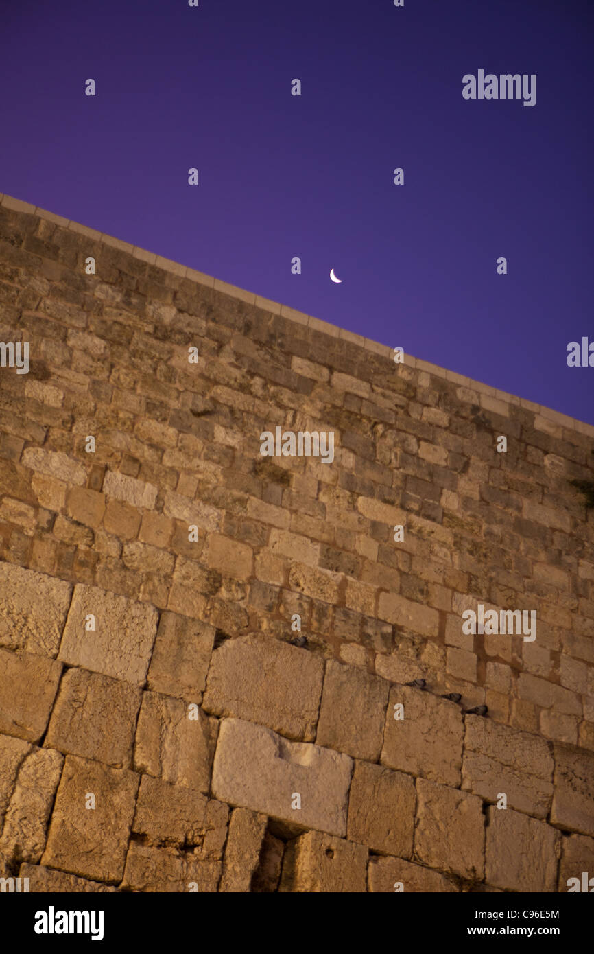 Luna sopra il Muro del pianto di Gerusalemme Foto Stock