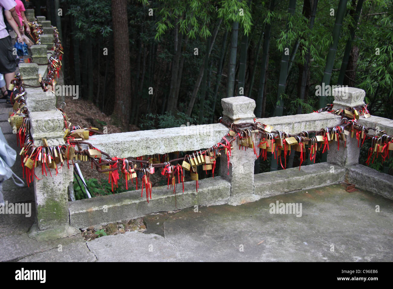 Voto matrimoniale si blocca a monte Jiuhua, sacro monte buddista, Cina Foto Stock