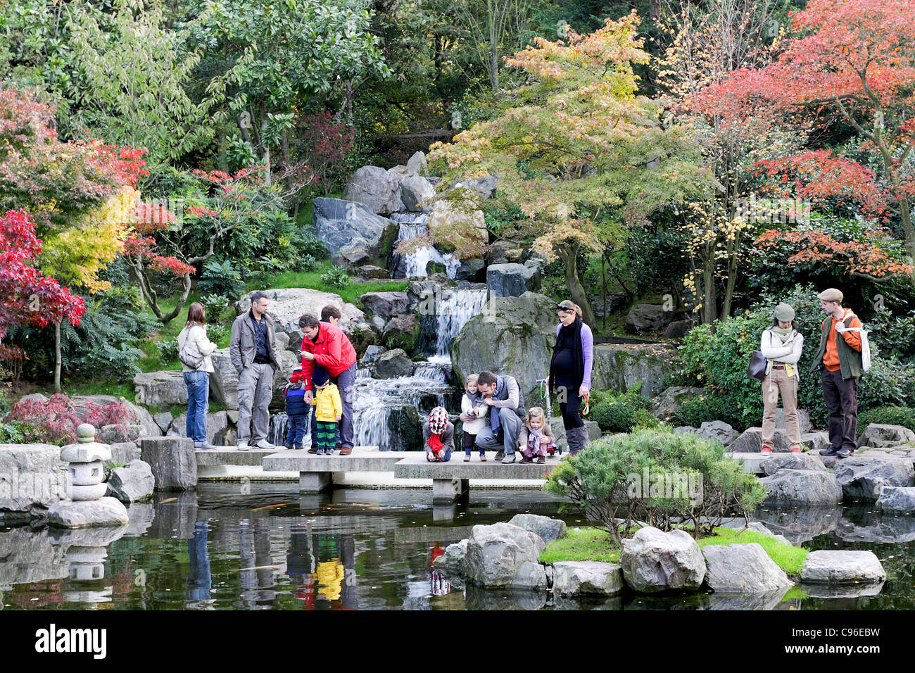 Immagine di panorama di ornamentali giardino di Kyoto in Holland Park, Kensington, Londra. Foto Stock