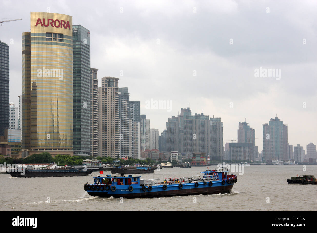 Del traffico sul Fiume Yangtze dal Bund, Shanghai Foto Stock