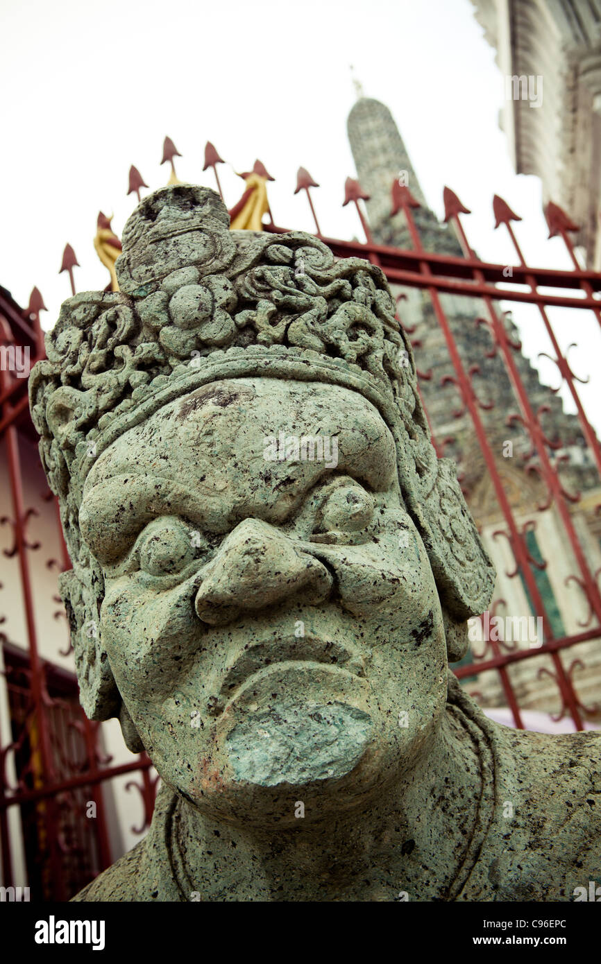 Stone Guard presso il Tempio dell'Alba - Bangkok, Thailandia Foto Stock