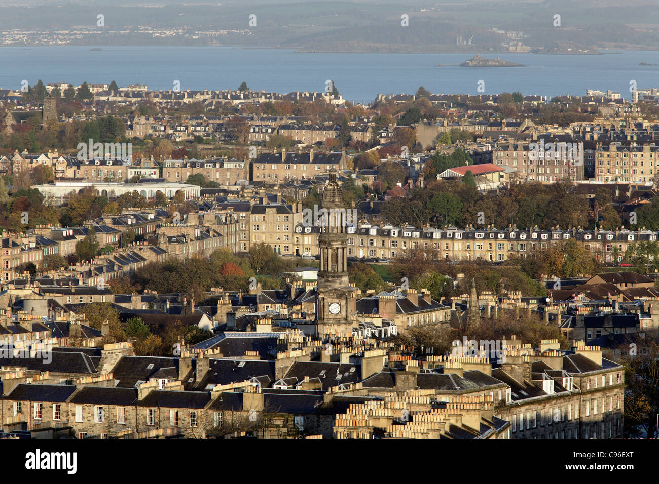 Vista guardando a nord su Edinburgo a Firth of Forth, Scotland, Regno Unito Foto Stock