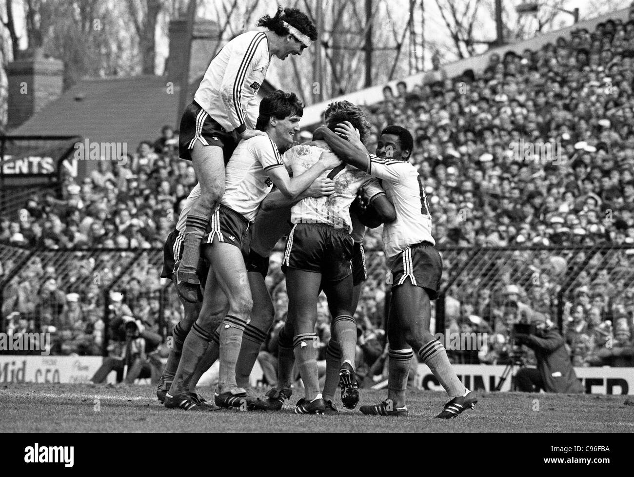 Everton V il centro di Luton FA Cup semi finale a Villa Park 13/4/85 Steve Foster salta sui suoi colleghi per celebrare Foto Stock