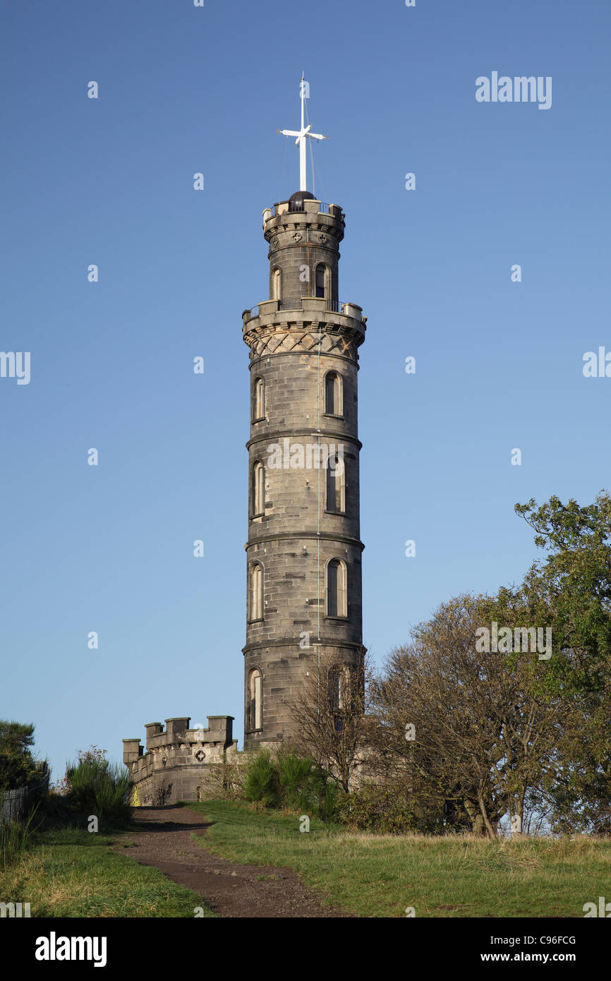 Monumento Nelson su Calton Hill per commemorare Horatio Nelson Edinburgh Scotland Regno Unito Foto Stock